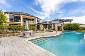 Grand Riverview Manor with pool & river access - EXECUTIVE ESCAPES